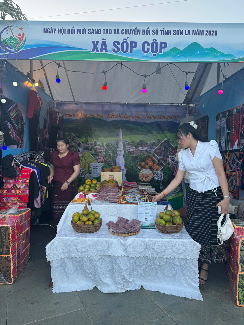 Gian hàng xã Sốp Cộp