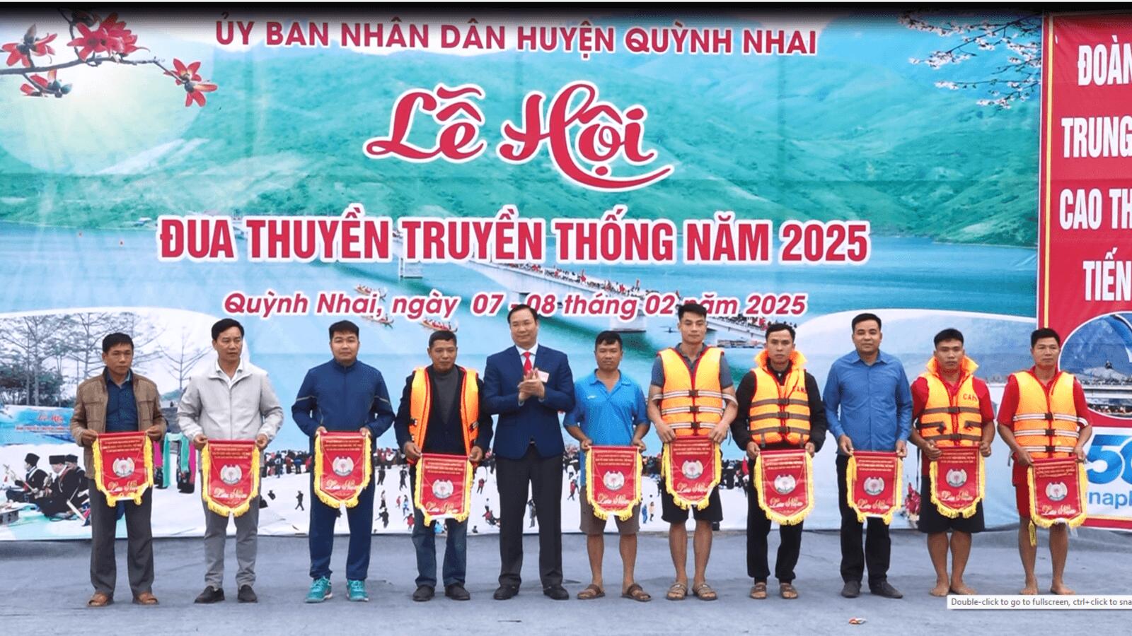 Sôi nổi Lễ hội đua thuyền huyện Quỳnh Nhai